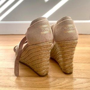 TOMS gold metallic suede strappy wedges size 6